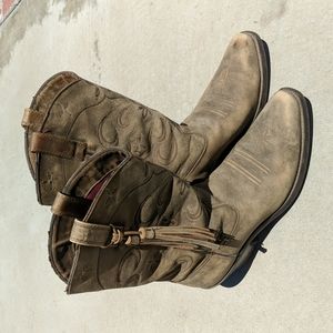 Ariat boots with tassle
